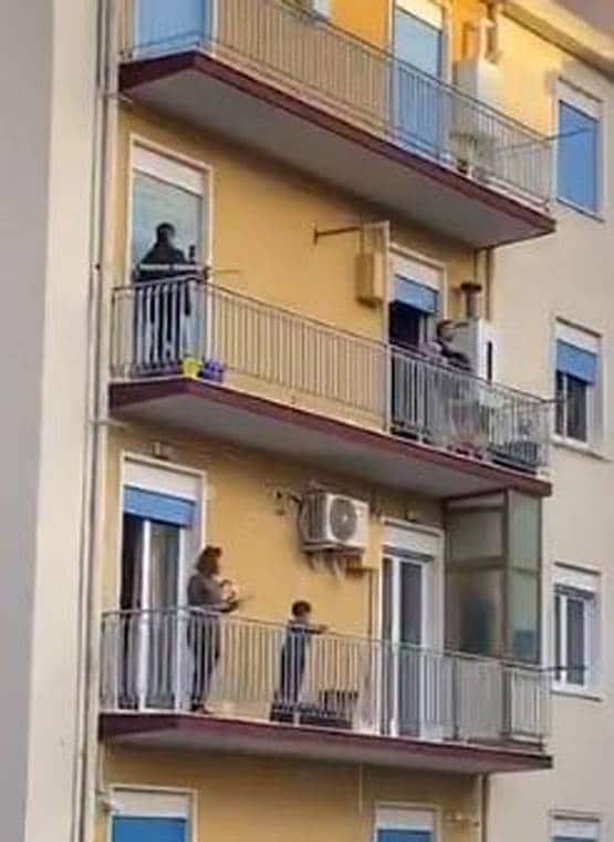घरों में बंद इटली के लोग, हौसला बढ़ाने को बालकनी में गा रहे गाना