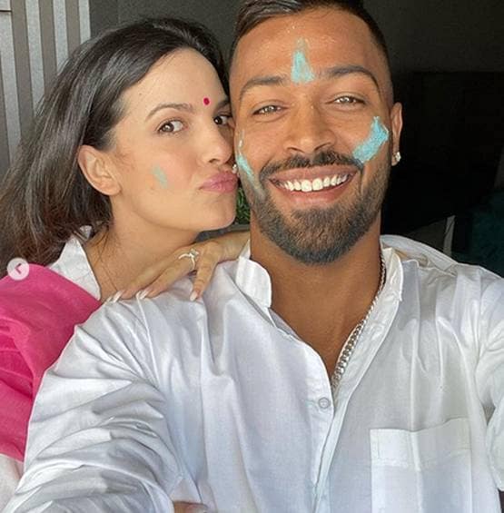 क्वारनटीन में मंगेतर हार्दिक संग रोमांटिक हुईं नताशा, यूं बिता रही समय