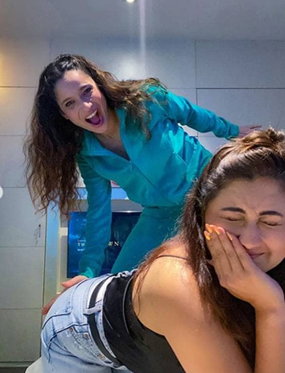 क्वारनटीन में रश्मि-अंकिता की मस्ती, BB के ऐतिहासिक सीन को किया रीक्रिएट