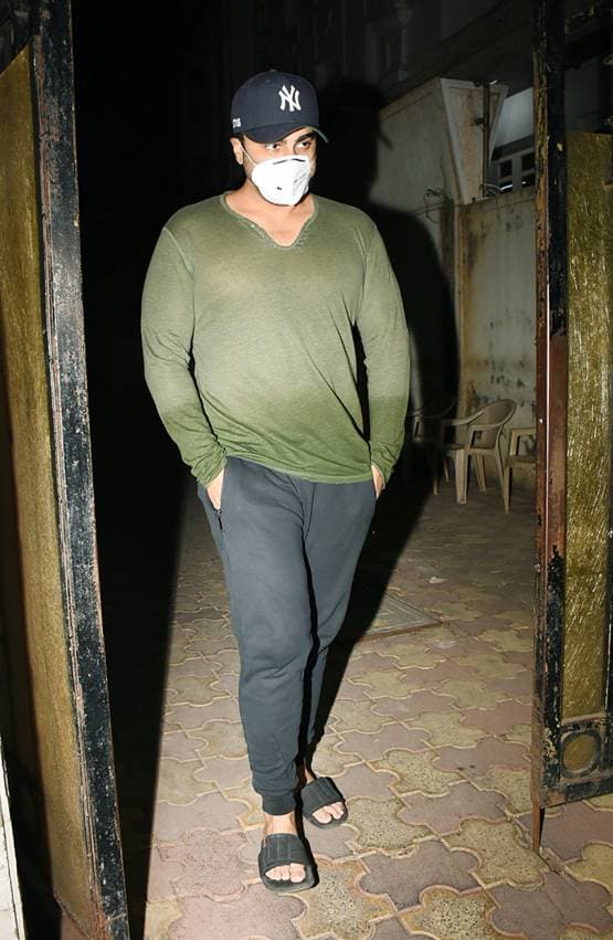 कोरोना से बचने को अर्जुन ने पहना मास्क, पैपराजी को देखकर बोले...