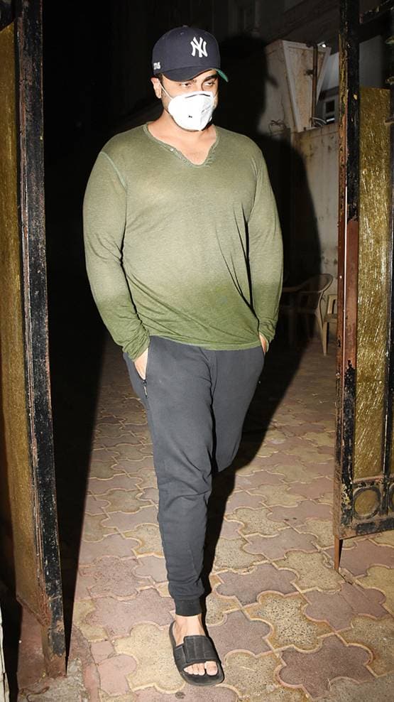 कोरोना से बचने को अर्जुन ने पहना मास्क, पैपराजी को देखकर बोले...