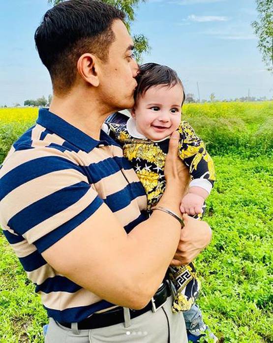 शूटिंग सेट पर नन्हें बच्चे के साथ दिखे आमिर खान, किसका है ये बेटा?