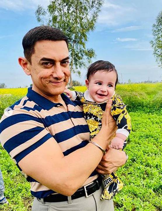शूटिंग सेट पर नन्हें बच्चे के साथ दिखे आमिर खान, किसका है ये बेटा?