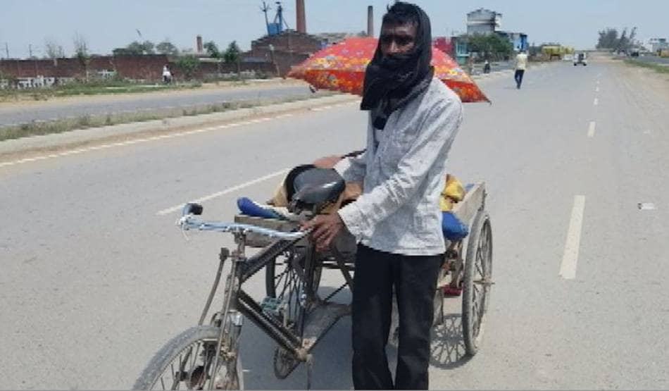 लॉकडाउन की बेबसी, पत्नी को ठेले पर लेटाकर अस्पताल ले गया पति