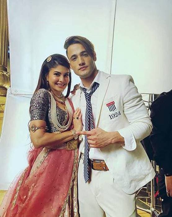 आसिम-जैकलीन के गाने की शूटिंग की तस्वीरें वायरल, दिखी गजब की केमिस्ट्री