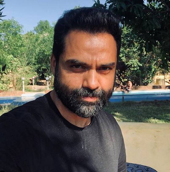 दो दशकों से बॉलीवुड का हिस्सा होने के बावजूद भी अंडररेटेड हैं अभय देओल