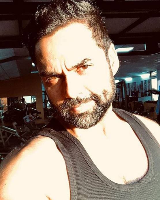 दो दशकों से बॉलीवुड का हिस्सा होने के बावजूद भी अंडररेटेड हैं अभय देओल