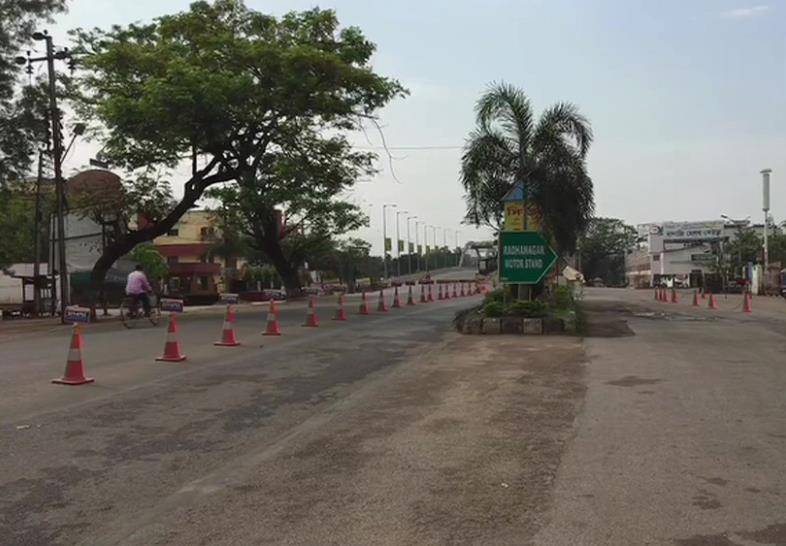 कोरोना से जंग में देशभर की सड़कें सूनी, दिल्ली के दिल में कबूतरों का डेरा!