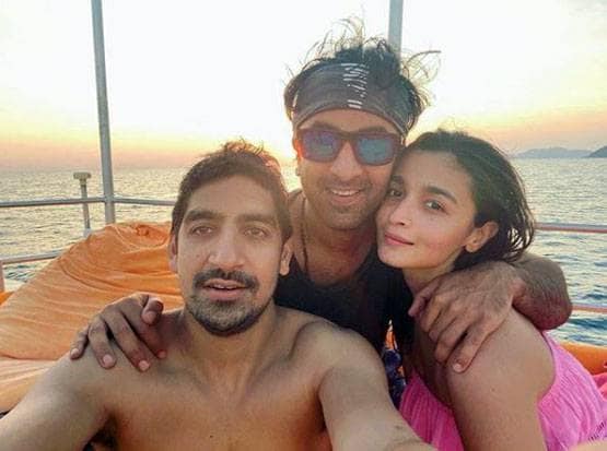 लॉकडाउन में साथ रह रहे हैं लवबर्ड्स रणबीर-आलिया, बिल्ली ने खोल दी पोल