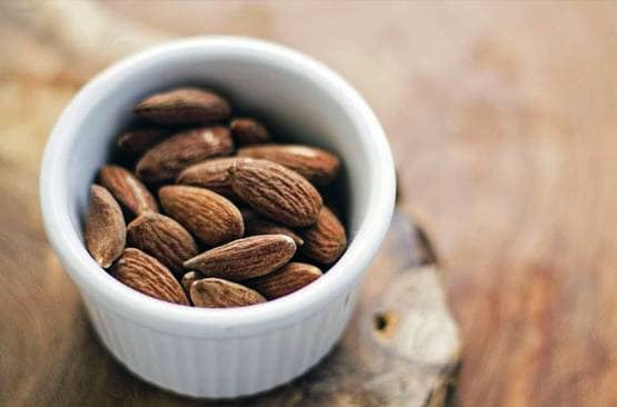 बीमारी से लड़ने की ताकत बढ़ानी है तो खाने में शामिल करें ये 15 चीजें