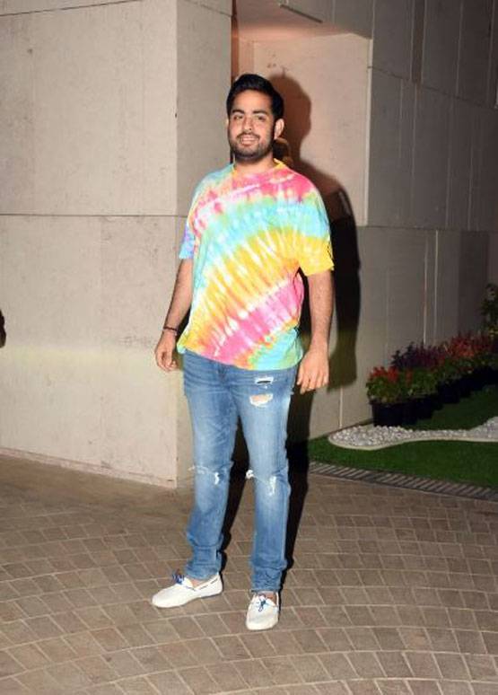 होली मनाने इस अंदाज में पहुंचे प्रियंका-निक, ये सेलेब्स भी हुए शामिल