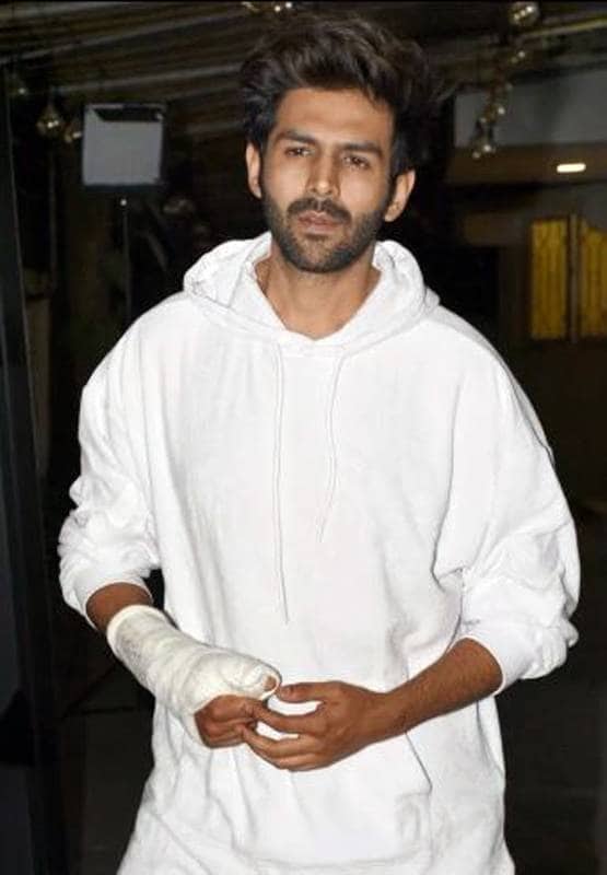 अंग्रेजी मीडियम की स्पेशल स्क्रीनिंग, नहीं दिखे इरफान-करीना