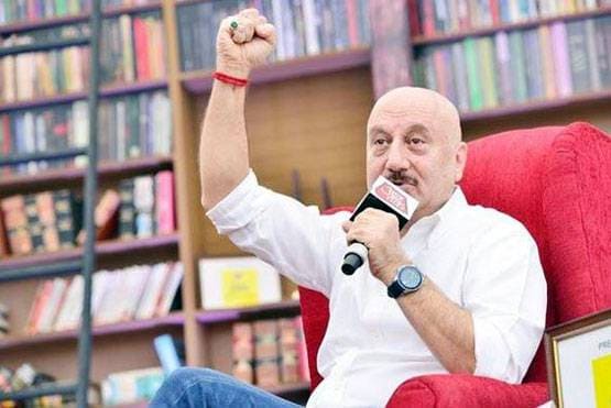 टूटते रिश्तों के बीच जुड़ा अनुपम का किरण से रिश्ता, फिल्मी है पूरी लव स्टोरी