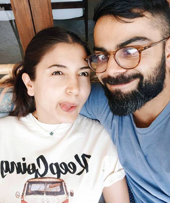 कोरोना: अनुष्का ने काटे विराट के बाल, यूजर बोला- पीके के बाद आदत पड़ गई होगी