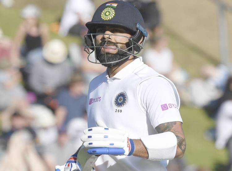 PAK क्रिकेटर का कोहली को सपोर्ट- 70 शतक ठोके, तकनीक पर सवाल नहीं