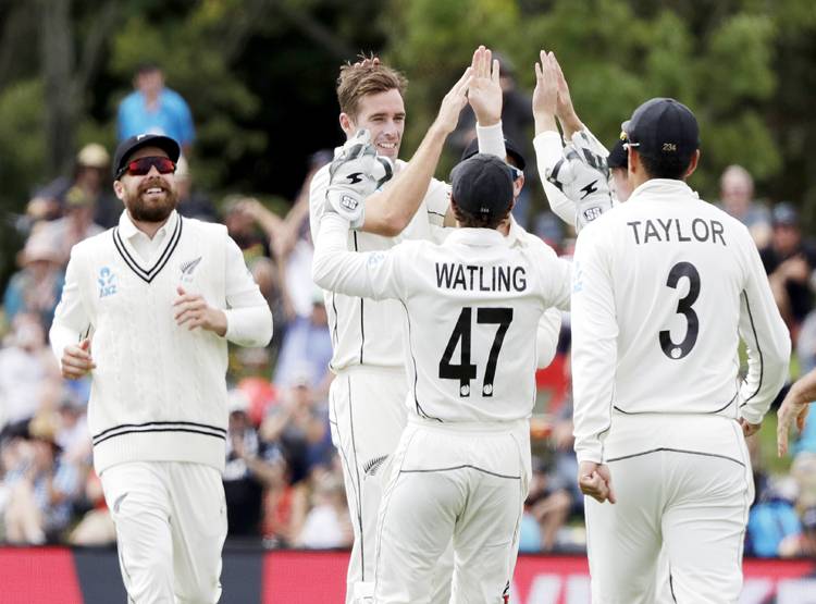 फुस्स हुए कोहली-पुजारा-रहाणे, अपने ही गेंदबाजों की मेहनत पर फेरा पानी