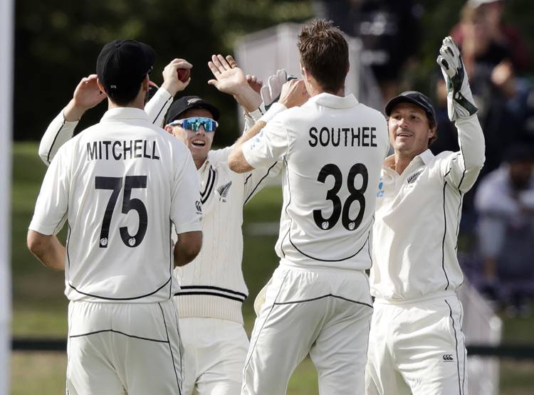 फुस्स हुए कोहली-पुजारा-रहाणे, अपने ही गेंदबाजों की मेहनत पर फेरा पानी