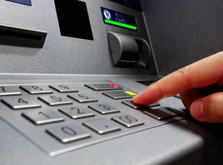 Relinace Jio का ऐलान, अब ATM से कर सकते हैं फोन रिचार्ज