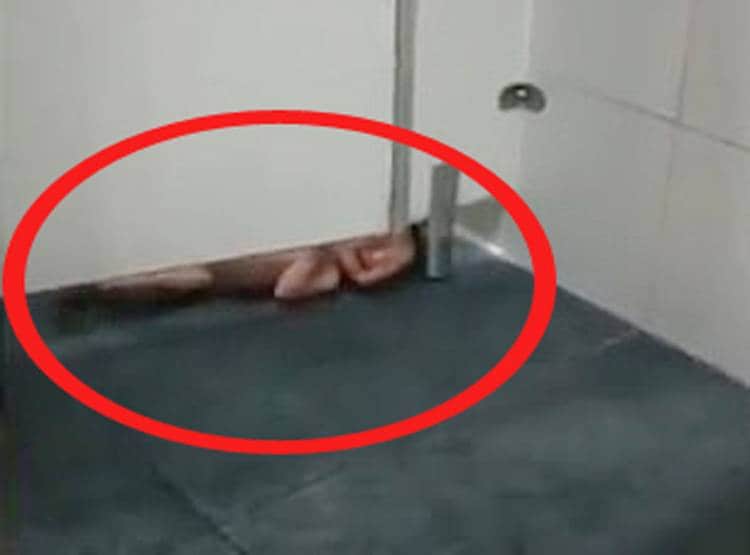 चीन: पब्लिक टॉयलेट की ठंडी फर्श पर बच्ची को छोड़ गई मां, कोरोना का शक