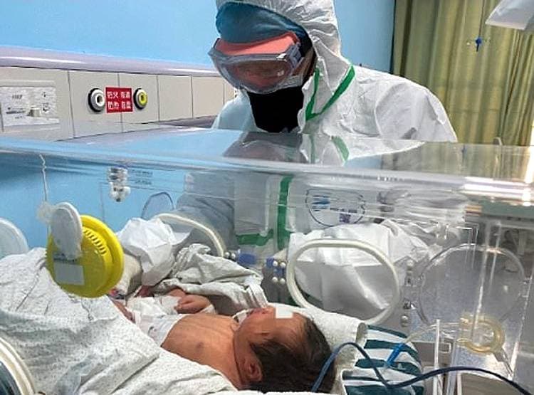 चीन: पब्लिक टॉयलेट की ठंडी फर्श पर बच्ची को छोड़ गई मां, कोरोना का शक