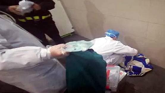 चीन: पब्लिक टॉयलेट की ठंडी फर्श पर बच्ची को छोड़ गई मां, कोरोना का शक