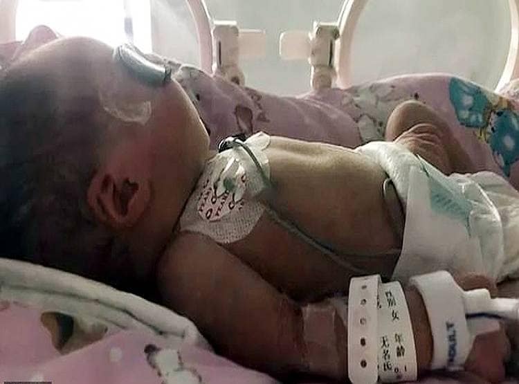 चीन: पब्लिक टॉयलेट की ठंडी फर्श पर बच्ची को छोड़ गई मां, कोरोना का शक