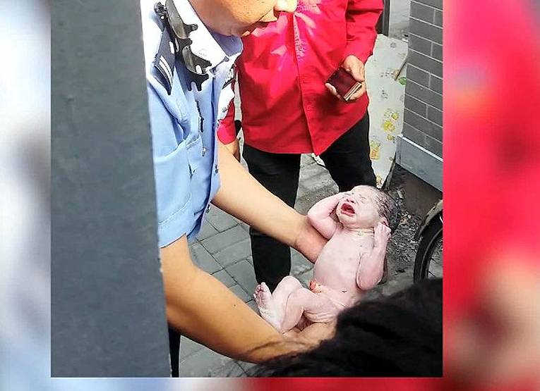 चीन: पब्लिक टॉयलेट की ठंडी फर्श पर बच्ची को छोड़ गई मां, कोरोना का शक