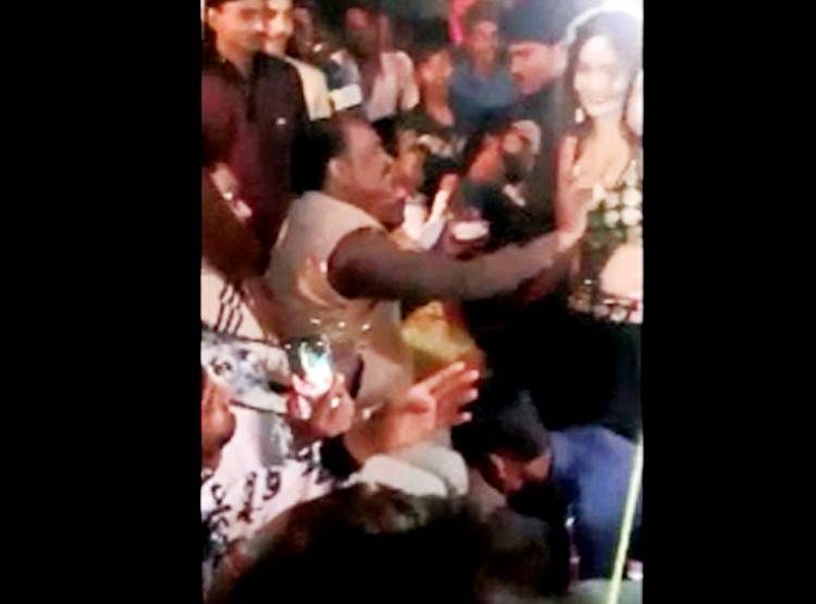 बार बालाओं के डांस पर दारोगा ने उड़ाए पैसे, साथी बनाते रहे वीडियो