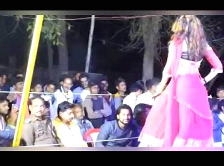 बार बालाओं के डांस पर दारोगा ने उड़ाए पैसे, साथी बनाते रहे वीडियो