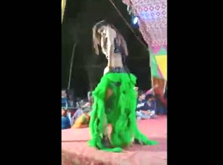 बार बालाओं के डांस पर दारोगा ने उड़ाए पैसे, साथी बनाते रहे वीडियो