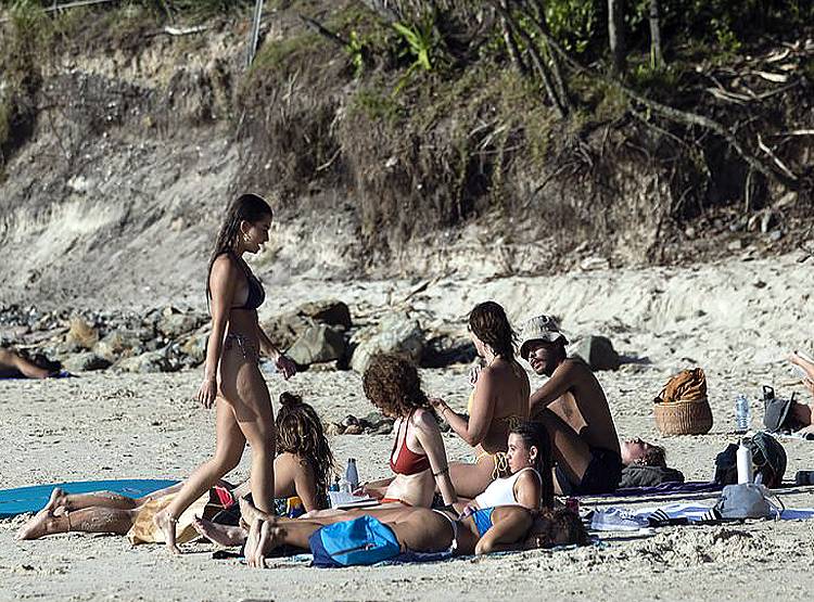 यहां लोगों में कोरोना का डर नहीं, नियम तोड़ समंदर किनारे मस्ती