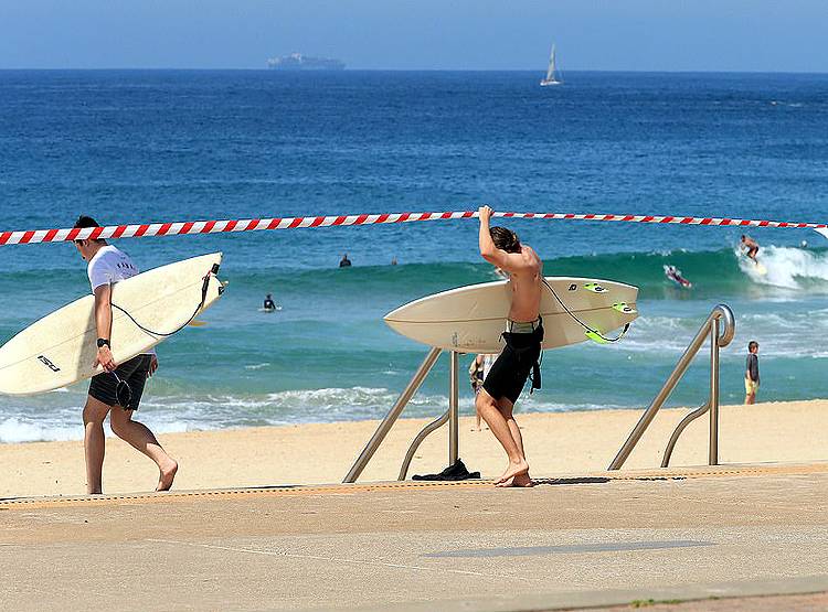 यहां लोगों में कोरोना का डर नहीं, नियम तोड़ समंदर किनारे मस्ती