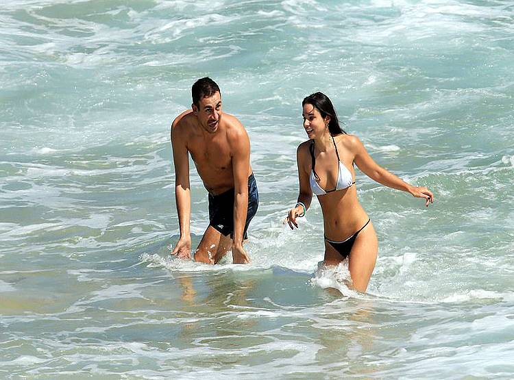 यहां लोगों में कोरोना का डर नहीं, नियम तोड़ समंदर किनारे मस्ती