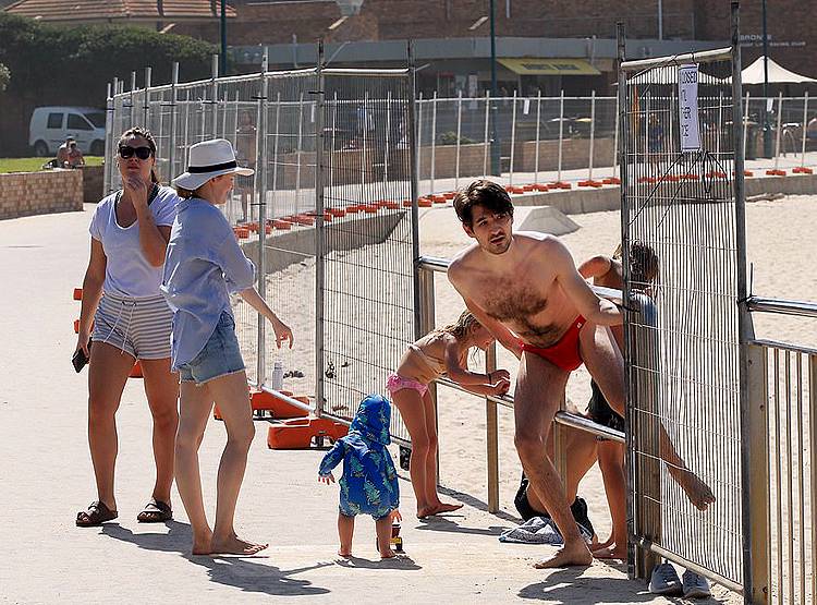 यहां लोगों में कोरोना का डर नहीं, नियम तोड़ समंदर किनारे मस्ती