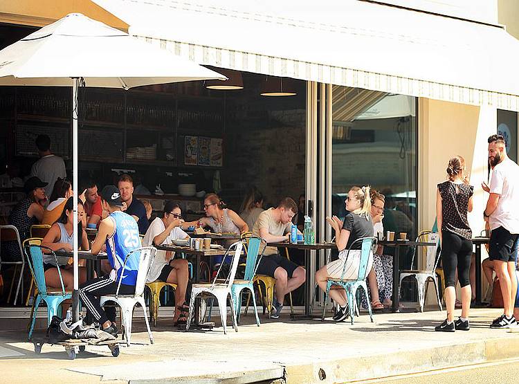 यहां लोगों में कोरोना का डर नहीं, नियम तोड़ समंदर किनारे मस्ती