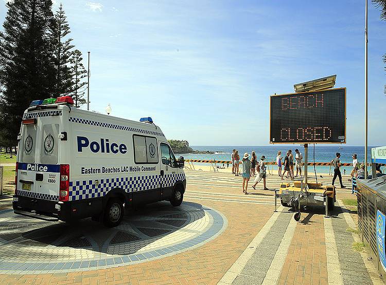 यहां लोगों में कोरोना का डर नहीं, नियम तोड़ समंदर किनारे मस्ती