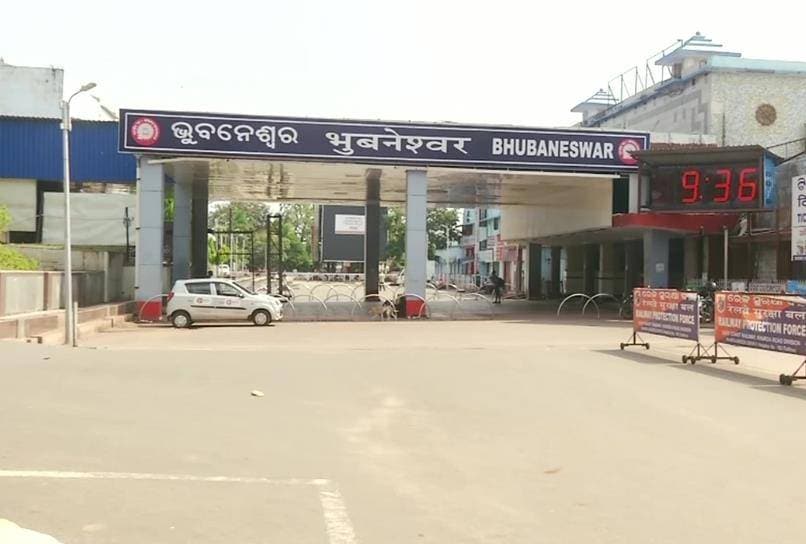 कोरोना से जंग में देशभर की सड़कें सूनी, दिल्ली के दिल में कबूतरों का डेरा!