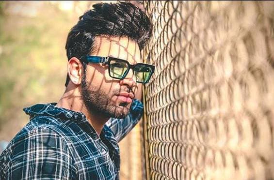 डिजाइनर ने लगाया कपड़े खराब करने का आरोप, पारस ने दी सफाई