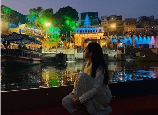 बनारस में सिर पर दुपट्टा ओढ़े गंगा आरती में शामिल हुईं सारा, PHOTOS