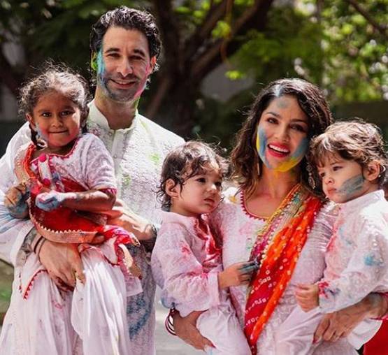 नवाबी अंदाज में तैमूर की होली, आमिर के बेटे पर चढ़ा रंगों का खुमार