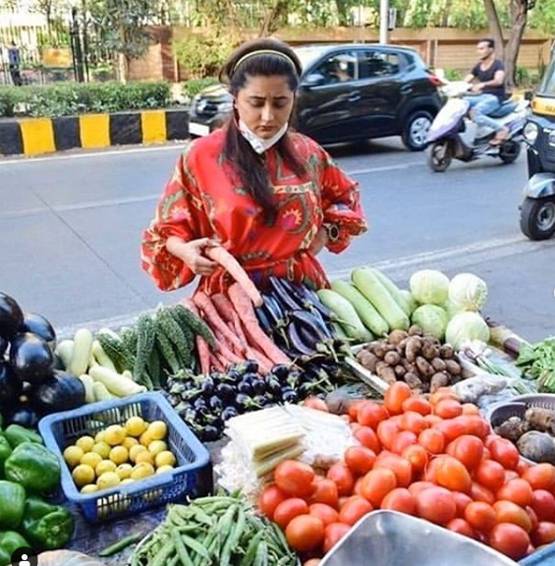 ठेले से सब्जी खरीदते नजर आईं बिग बॉस फेम रश्मि देसाई, ऐसे किया मोलभाव