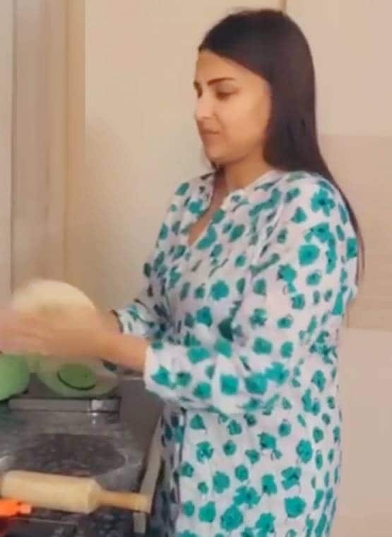 रोटियां बना रहीं हिमांशी खुराना का देसी अंदाज, नो मेकअप लुक में आईं नजर