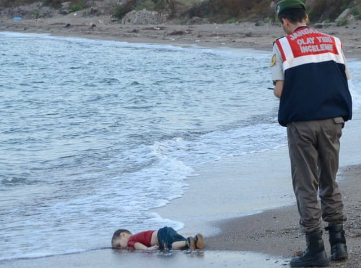 समुद्र तट पर मृत मिला था 3 साल का एलन, दोषियों को मिली 125 साल की सजा