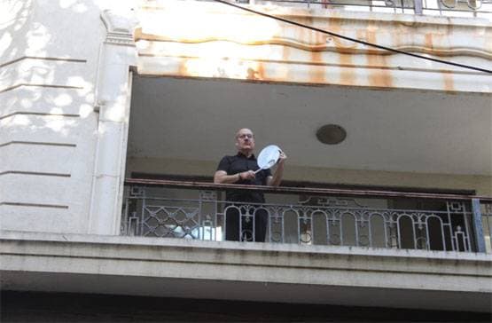 अनुपम से सलीम खान तक, कोरोना कमांडोज के सम्मान में निकले सितारे, बजाई ताली