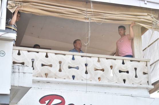 अनुपम से सलीम खान तक, कोरोना कमांडोज के सम्मान में निकले सितारे, बजाई ताली