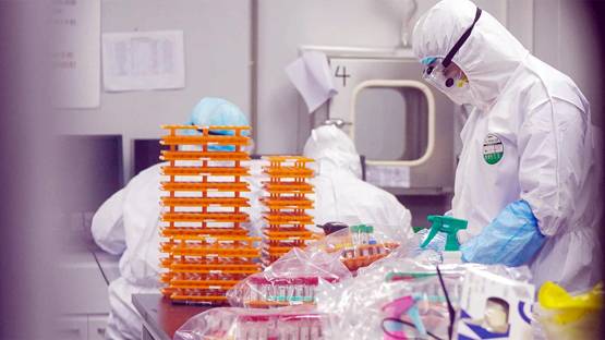 शंख बजने पर लोग बालकनी से पढ़ रहे गायत्री मंत्र, ताकि कोरोना से बच सकें