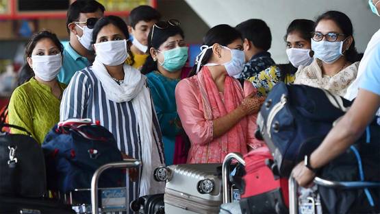 शंख बजने पर लोग बालकनी से पढ़ रहे गायत्री मंत्र, ताकि कोरोना से बच सकें