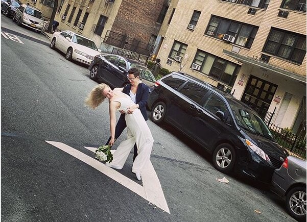 कोरोना: रोड पर खड़े होकर जोड़े ने की शादी, चौथी मंजिल से निभाई गईं रस्में