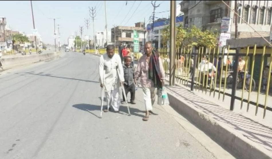 लॉकडाउन में पैदल ही 500 km के सफर पर निकल पड़ा ये दिव्यांग