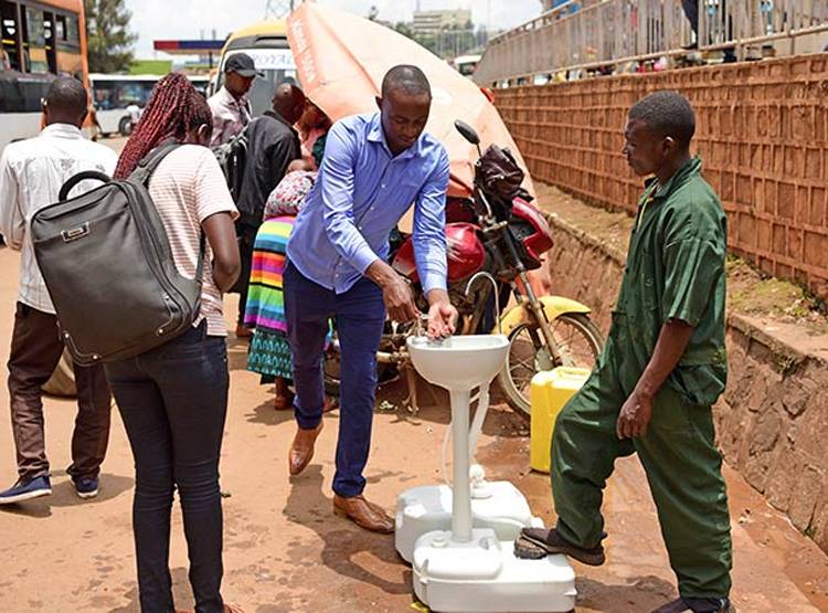 कोरोना का डर, इस देश ने कोने-कोने में लगवा दिए वॉश बेसिन